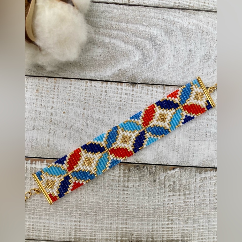 TOMMY beaded loom bracelet with adjustable closure
